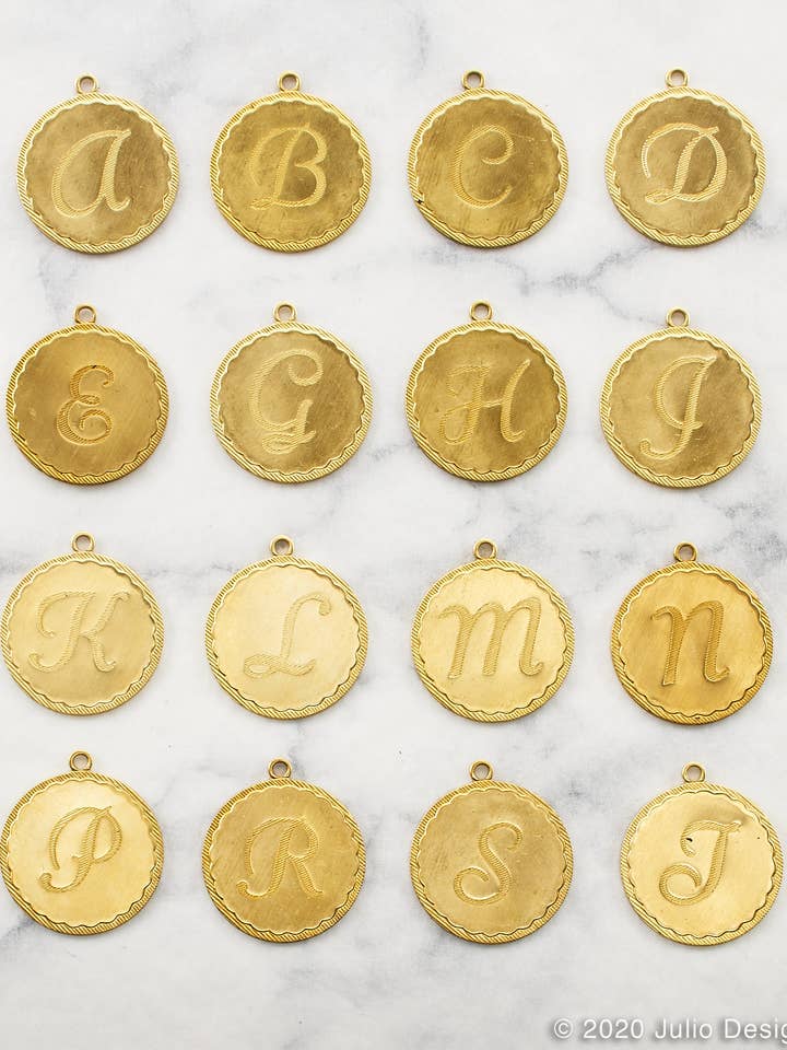 Nestle halsketting met monogram in hoofdletters en monogram voor wholesale door Julio Designs