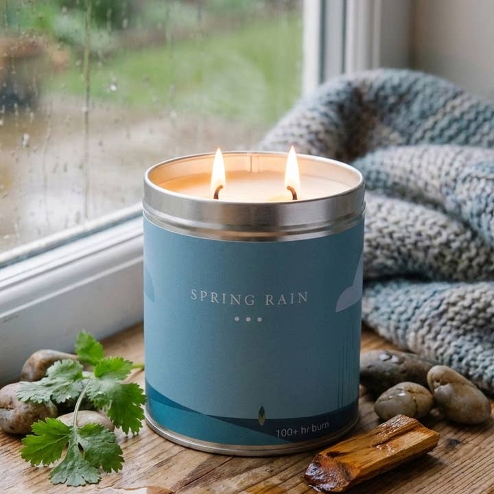 Grande bougie en boîte en étain à deux mèches parfum Pluie de Printemps 13,5 oz pour la vente par Kalamazoo Candle Company