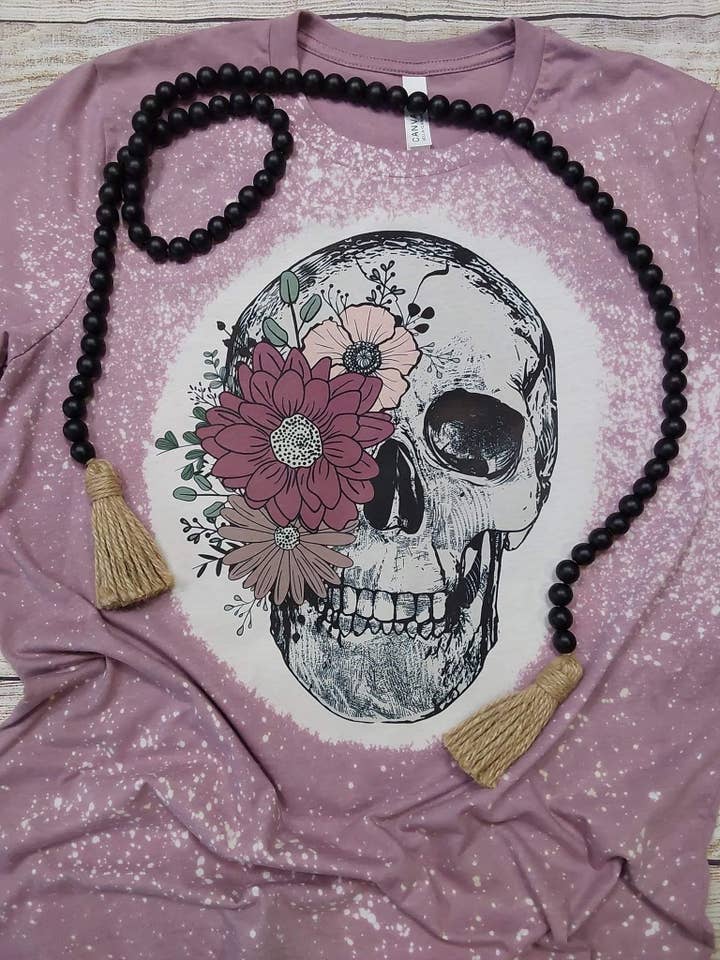 T-shirt fleuri en forme de crĂąne blanchi pour la vente par Wanderlust Designs Wholesale