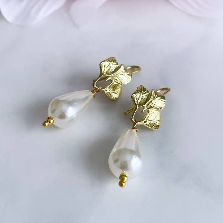 Pearl and Ivy Studio - Venta al por mayor Pendientes colgantes - Pendientes de latón con forma de flor y perlas sintéticas, pequeñas gotas de orquídea
