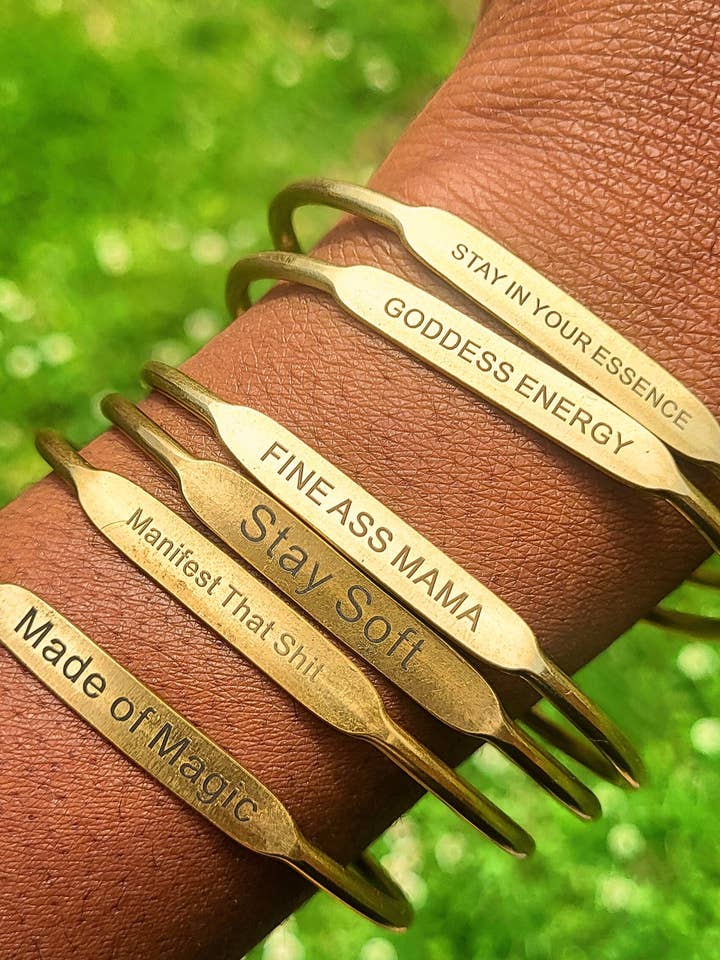 Messing-Armbänder mit Affirmationen für den Großhandel von Moon Goddess