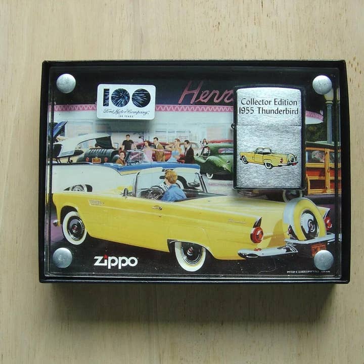 2002 Ford T-Bird 100. Jubiläum Zippo-Feuerzeug mit Display für den Großhandel von Lighter King