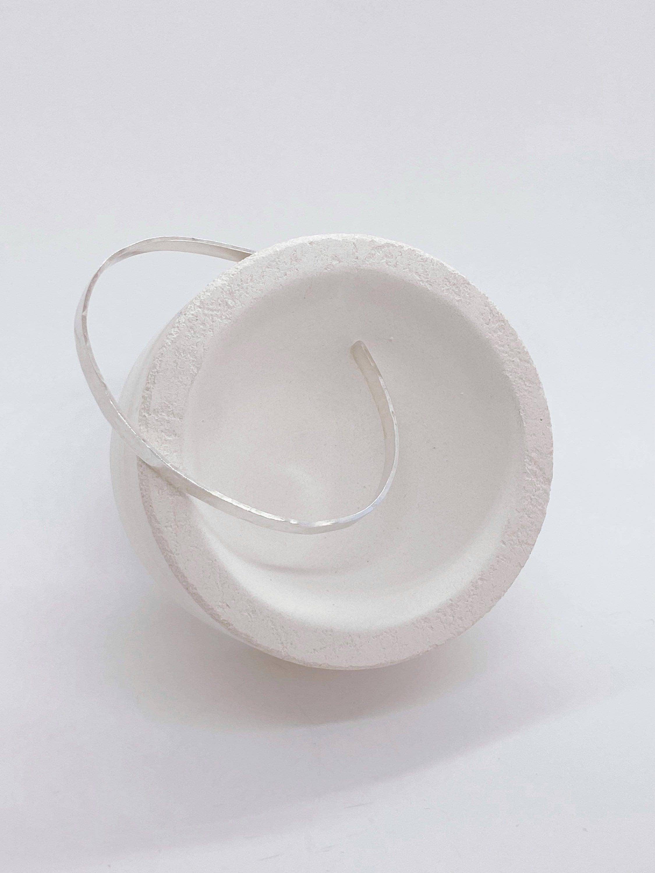 AVA Handmade Jewelry – Großhandel Manschettenarmband – Flach gehämmertes Manschettenarmband • Schmuck • Geschenk für sie • Dickes Armband • Sterlingsilber • 14-karätige Goldfüllung • anlaufgeschützt • Wasserdicht1