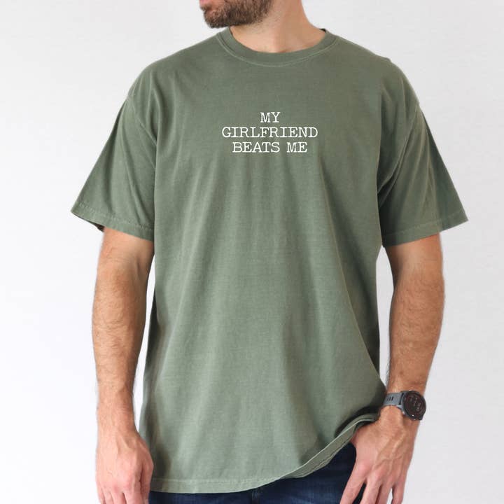 Comfort Colors, Min kæreste slår mig, Sjov kæreste for engroshandel hos Tee Story