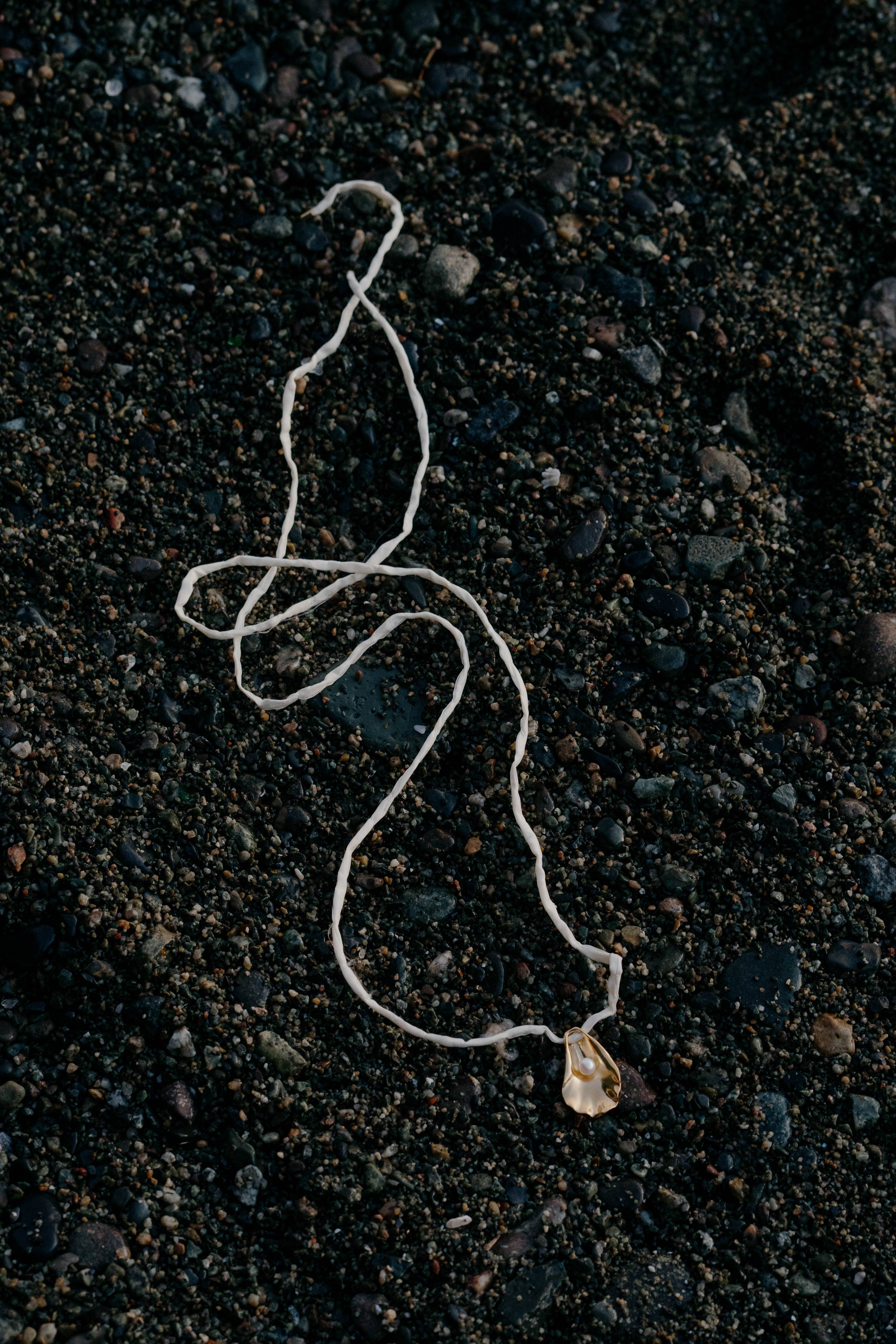 Kara Yoo - Vendita all'ingrosso Collana con ciondolo/pendaglio - Collana di Conchiglie d'Ostrica su Seta Grezza10