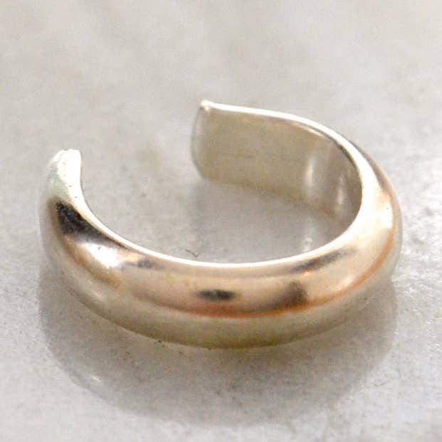 Chubby Ear Cuff — handgefertigter, 3 mm breiter halbrunder, stapelbarer Manschettenohrring für den Großhandel von Foamy Wader