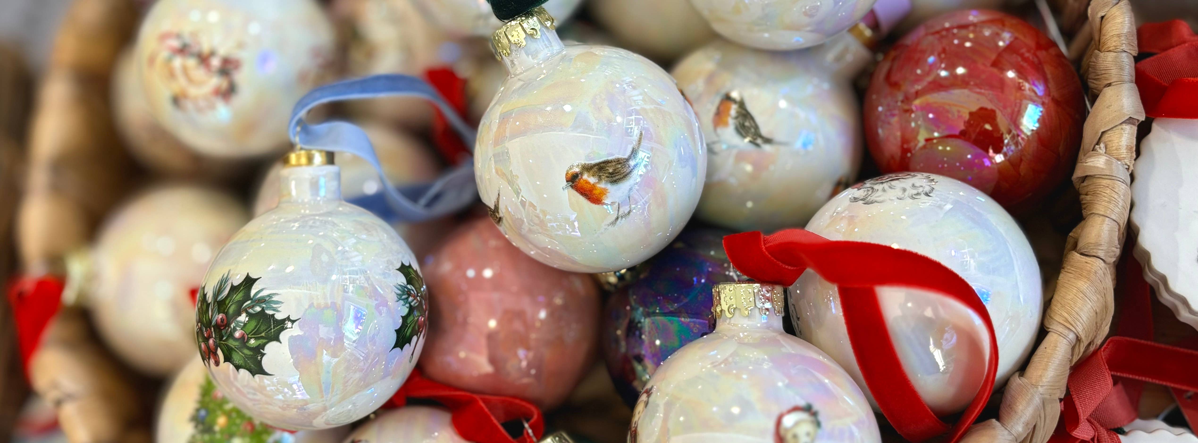 Ceramic Inspirations - Venta al por mayor Decoración navideña - Adorno artesanal de cerámica con forma de petirrojo, fabricado en Gran Bretaña3