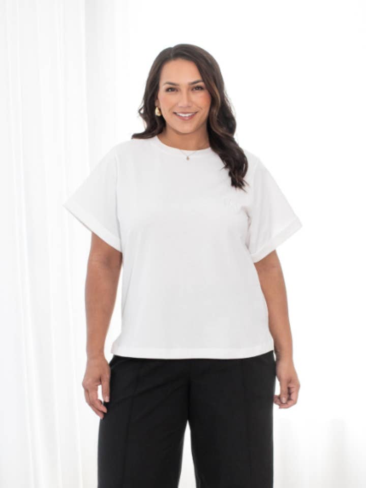 T-shirt Kally en ivoire pour la vente par Dani Marie