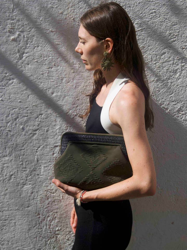 OLIVEN SUEDE LÆDER PUNG OG SORT LILLA FLETTET RAFFIA for engroshandel hos Maradji