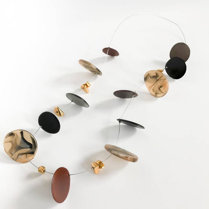 Collier Sculpturale Tagua et résine pour la vente par Belart Fair Trade