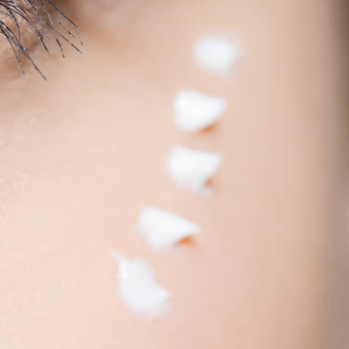 Crème revitalisante pour les yeux à base d'algues, d'extraits de grenade et d'acide hyaluronique pour la vente par Bella GLOW Skincare