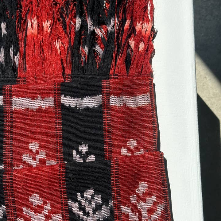 Office Objets - Wholesale Coverlet - Ikat, traditional Indonesian fabric from the island of Savu (Timor) red and black 2m25x7513