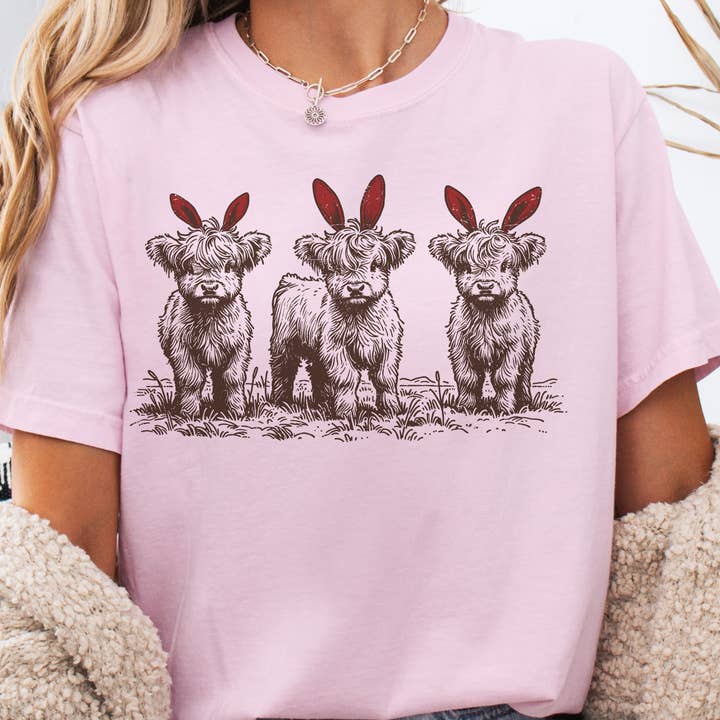 Maglietta grafica country con mucca delle Highlands con orecchie da coniglio di Pasqua e ulteriori Risultati per uova di pasqua online all'ingrosso. Resi gratuiti e termini di pagamento a 60 giorni su Faire in tendenza su Faire.