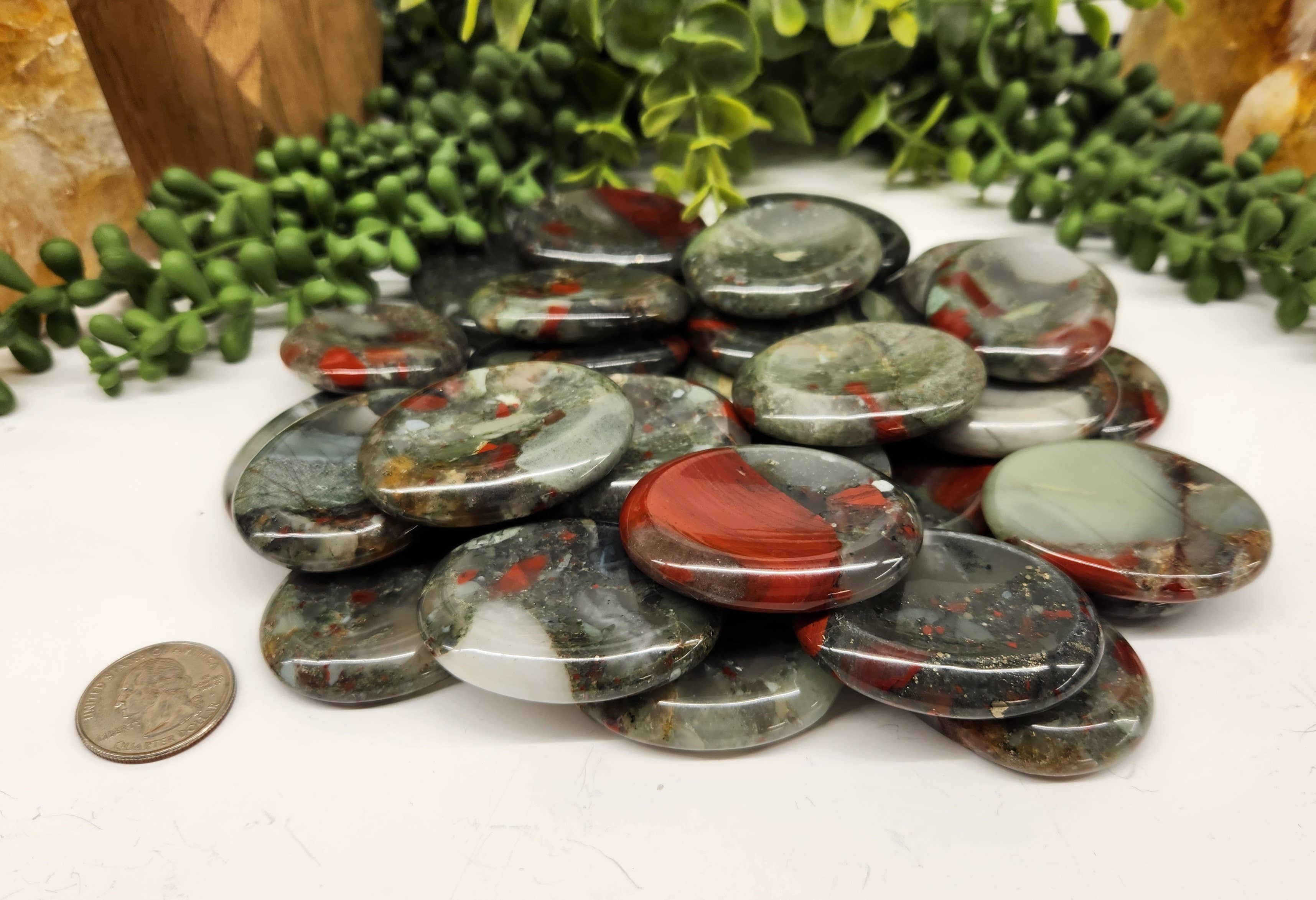 Meraki Gemstones - Vente Pierre et cristal de spiritualité - Pierre précieuse African Bloodstone Worry 50 x 40 x 10 mm (0,5 kg/1,1 lb)7