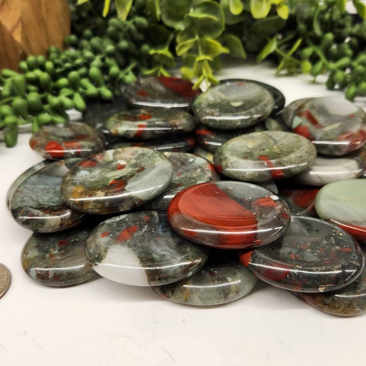 Meraki Gemstones - Vente Pierre et cristal de spiritualité - Pierre précieuse African Bloodstone Worry 50 x 40 x 10 mm (0,5 kg/1,1 lb)7