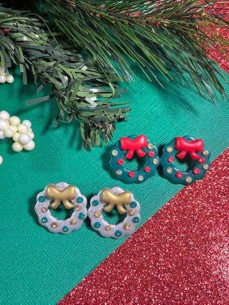 Clous d'oreilles de couronne de Noël en argile, couronne de vacances en argile polymère, boucles d'oreilles de Noël légères, boucles d'oreilles couronne de fête, boucles d'oreilles de Noël pour la vente par Miles and Milo Polymer Clay Collection