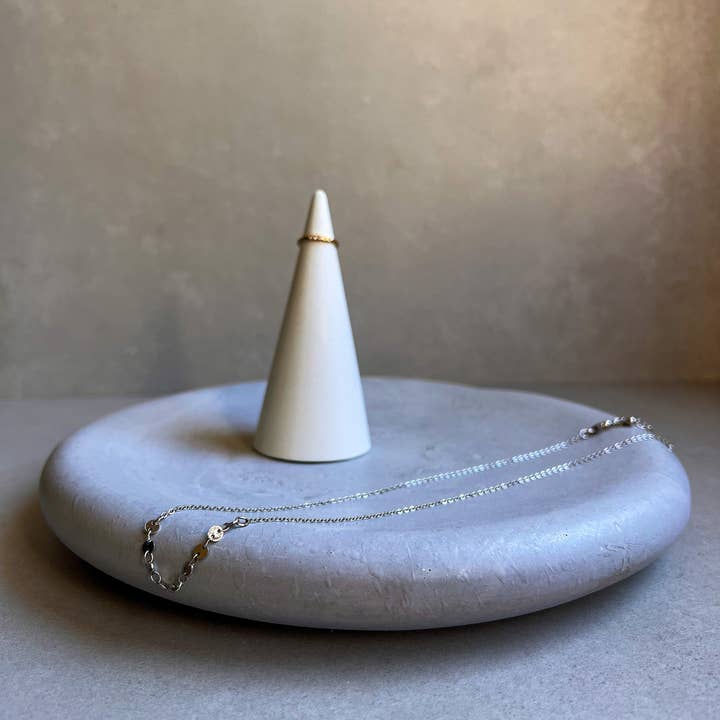 Minimal Loot Design – Engroshandel Smykkeskål – PEBBLE-BAKKE, Chunky Jewellery Display, Cementpyntebakke, Dekorativ betonbakke, Japandi-indretning, Minimalistisk Catchall, Stor håndvask