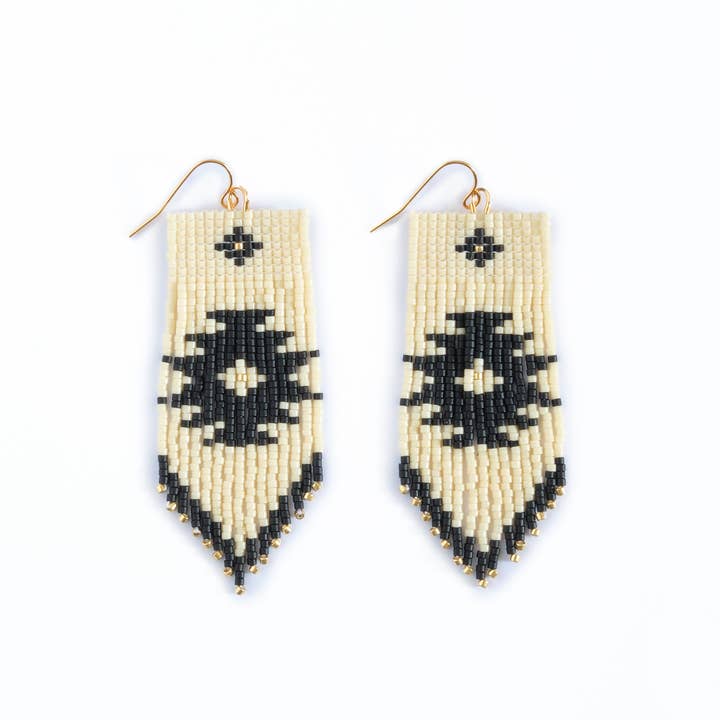 Mayana Designs Co – Großhandel Quasten-Ohrring – Handgewebte Tribal-Fransen-Ohrringe mit Perlen (Schwarz/Bronze)