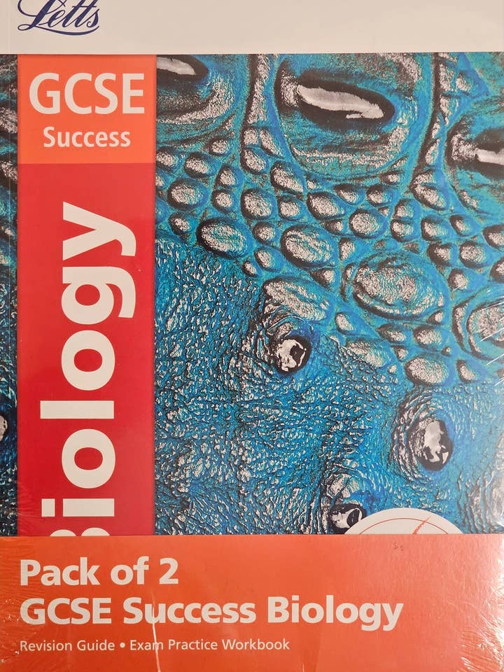 Pack de Guia de Revisão e Caderno de Exercícios para Exame de Biologia GCSE Letts por atacado de Boon Books