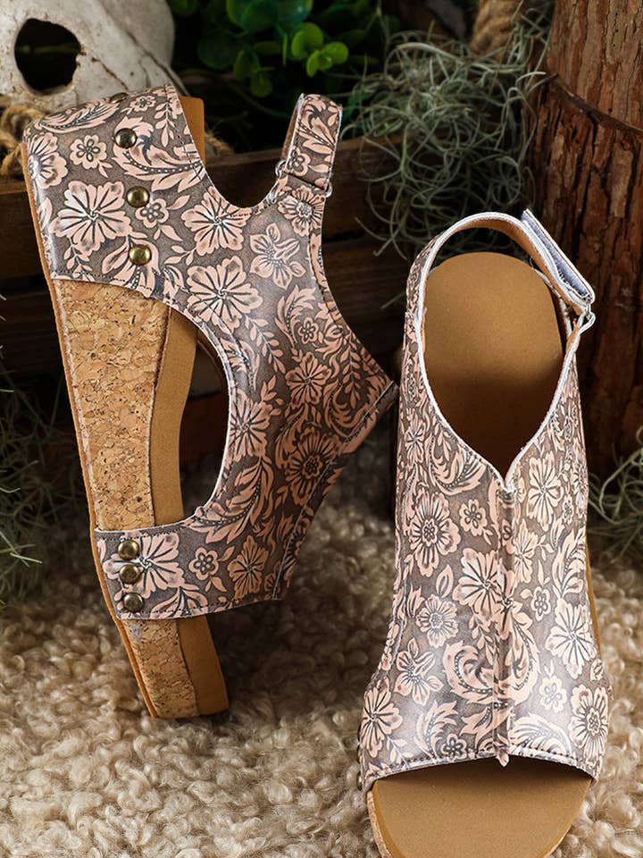 Sandales à plateforme vintage à fleurs ajourées pour la vente par Poppy Lee Lane