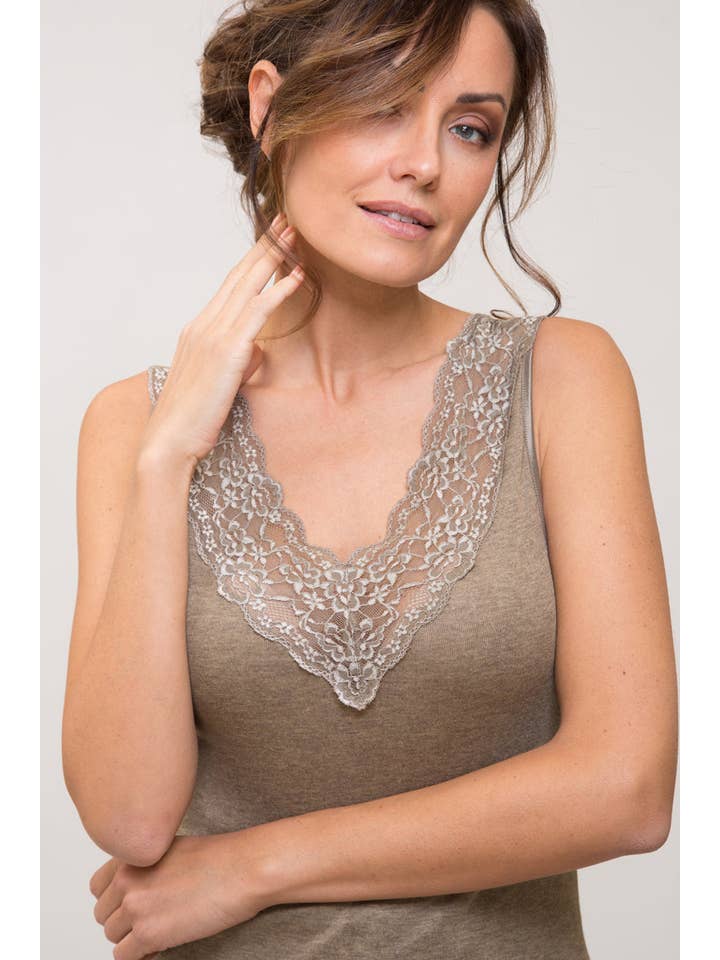 Madiva - Wholesale Tank Top - Women's - Flora・Wide shoulder in modal wool with colored ruffle1