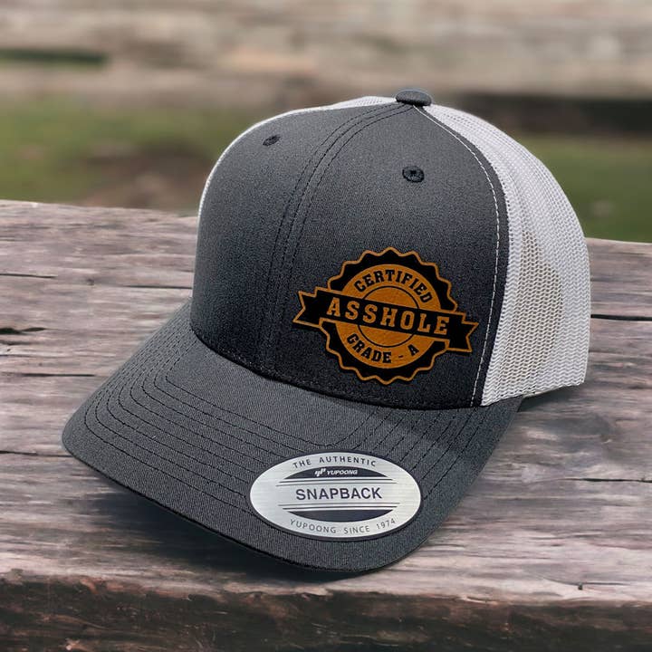 Casquette en cuir avec patch en cuir certifié Asshole pour la vente par Pinetree Innovations