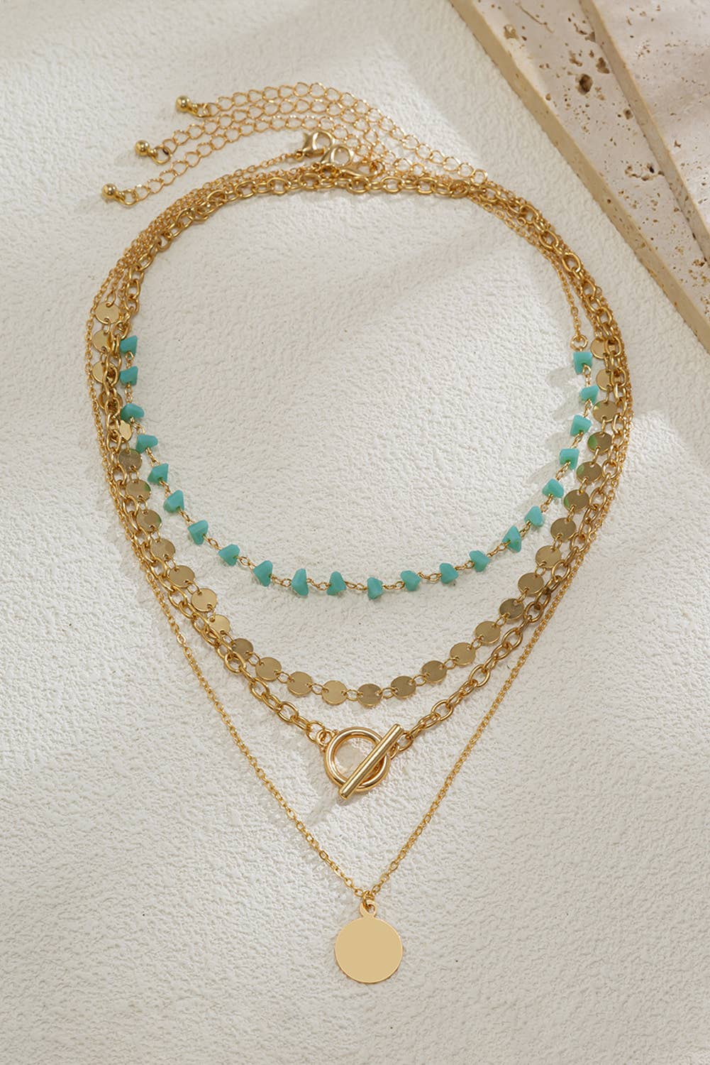 Or Ensemble de colliers 4 pièces avec perles turquoise et disque plaqué LDC. en vente sur Faire2