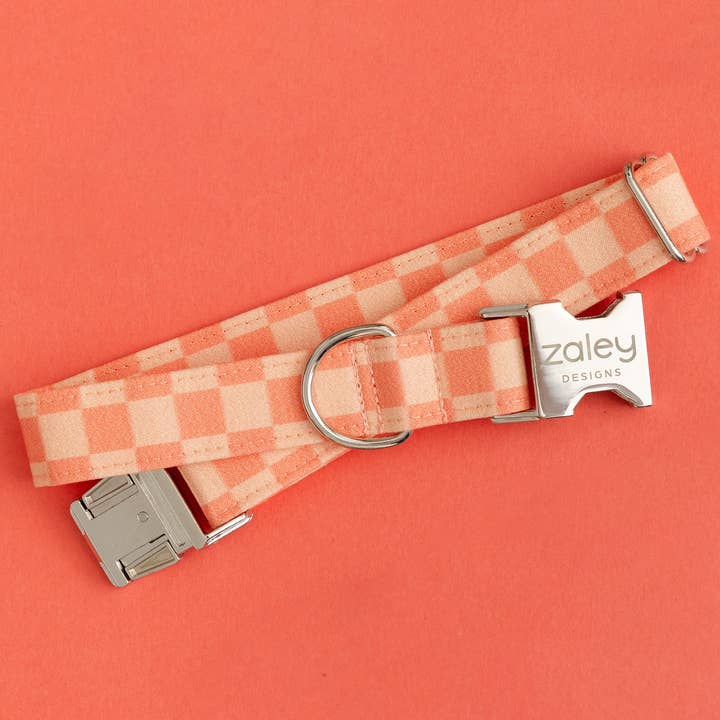 Koraalroze geruite hondenhalsband voor wholesale door Zaley Designs