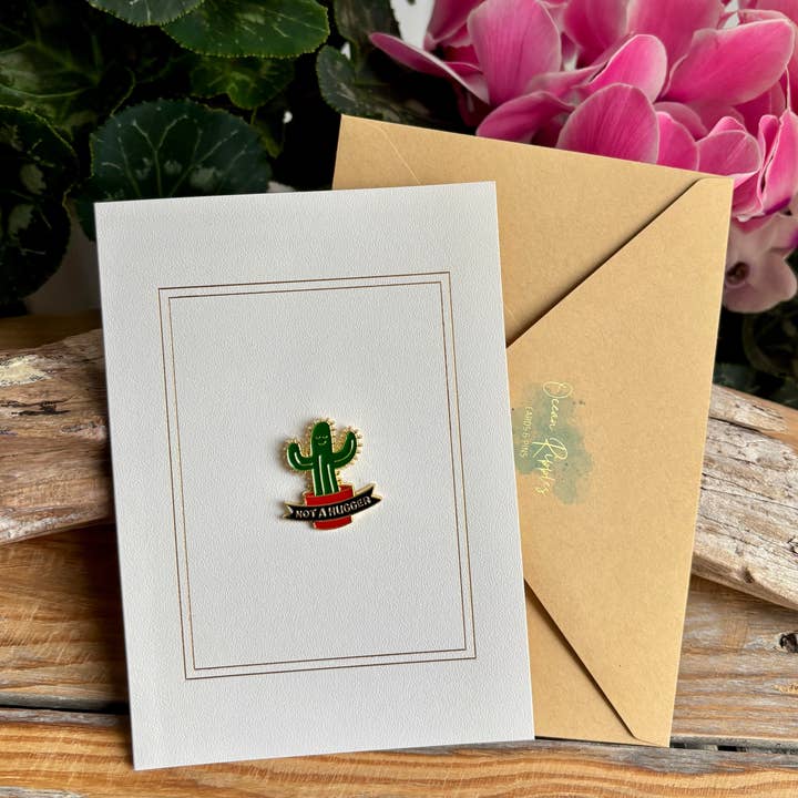 Badge Émaillé "Pas un Câlineur" Cadeau avec Carte Message pour la vente par Ocean Ripples