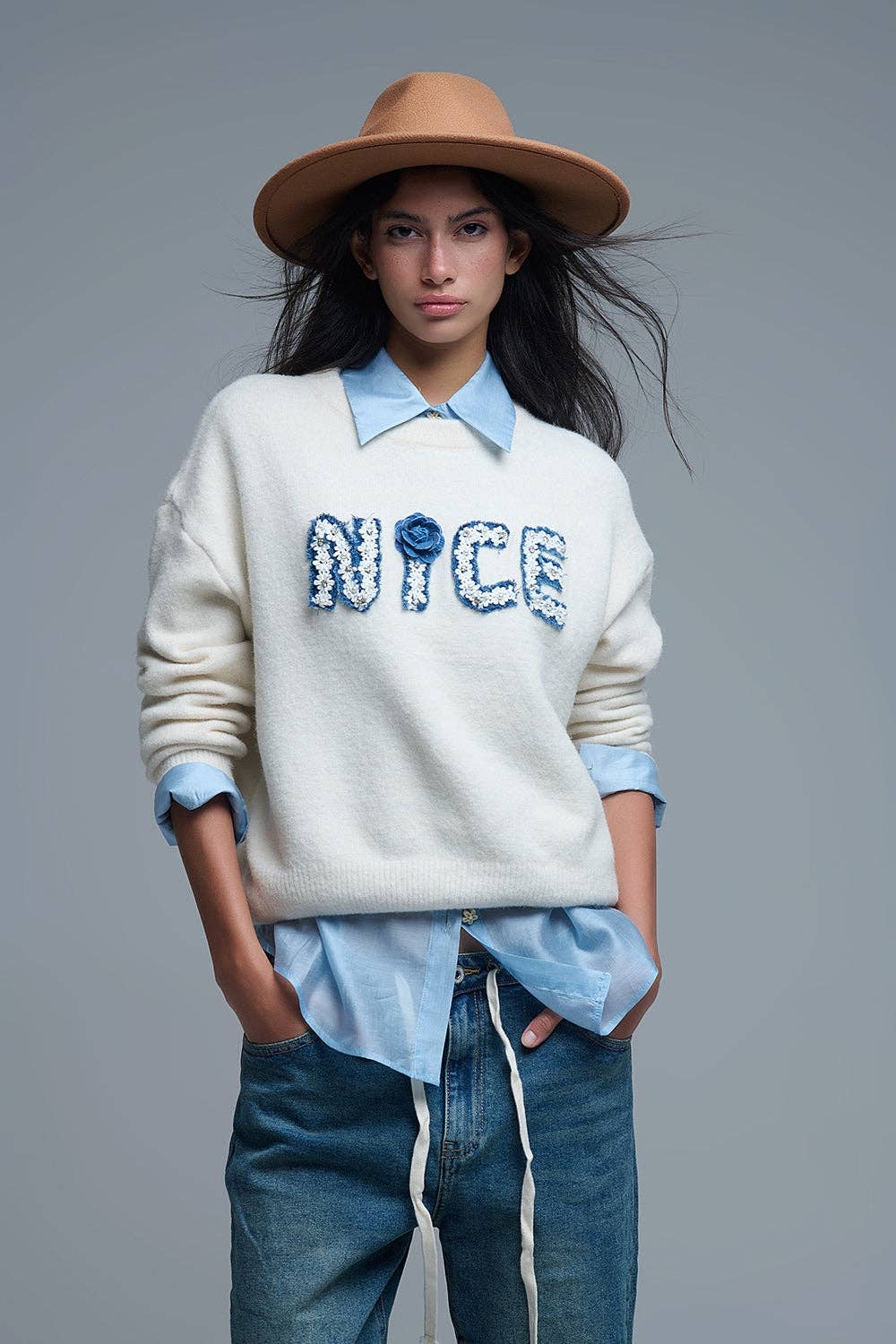 GRÄDDE Kremfärgad tröja med rund hals och broderad text "Nice" för wholesale på Faire1