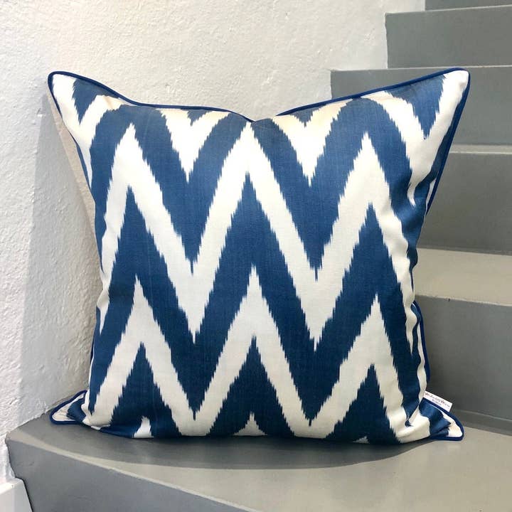 Coussin Ikat en Soie Zigzag Bleu | Oreiller Ikat en Soie Zigzag Bleu pour la vente par Mila∞Miro by Emelie