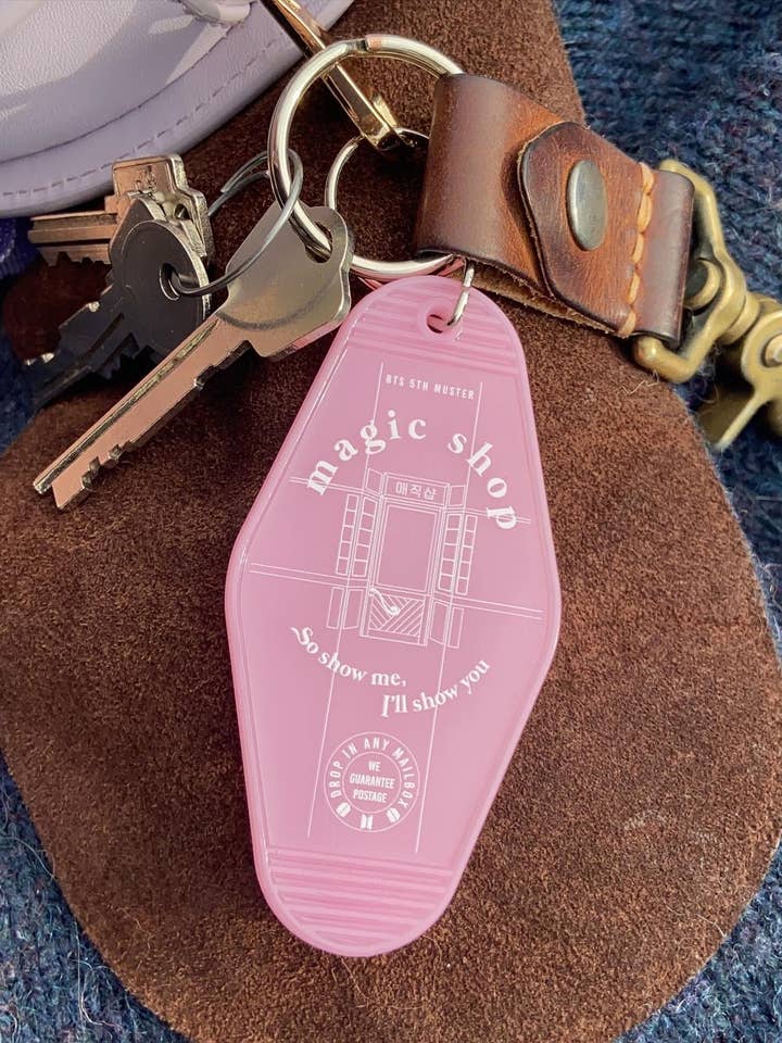 Porte-clés Magic Shop Motel pour la vente par fox & koi: stickers and pins