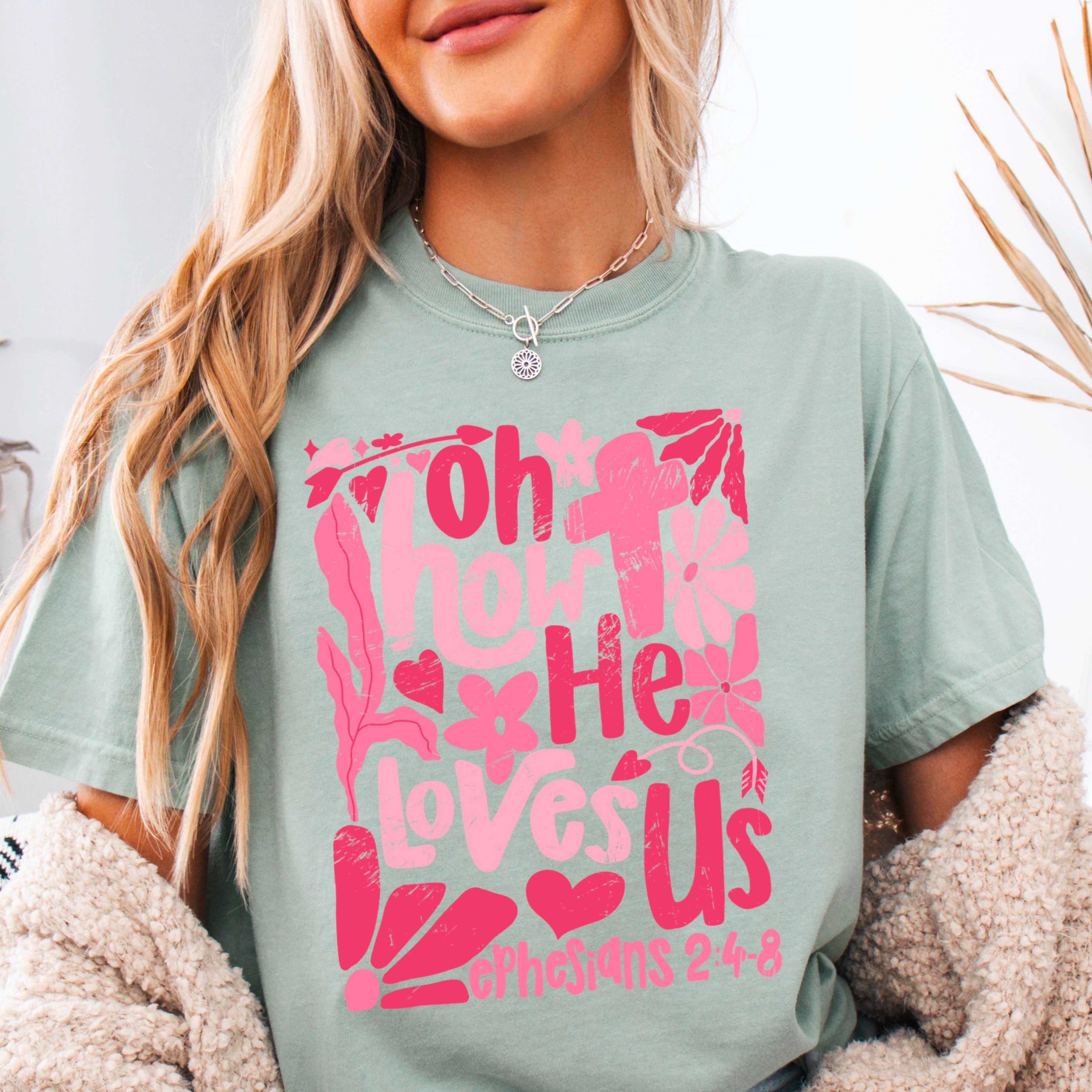 Shoppe SHC - Vendita all'ingrosso Maglietta stampata - Donna - Oh Come Egli Ci Ama Maglietta Grafica Cristiana | Comfort Colors6