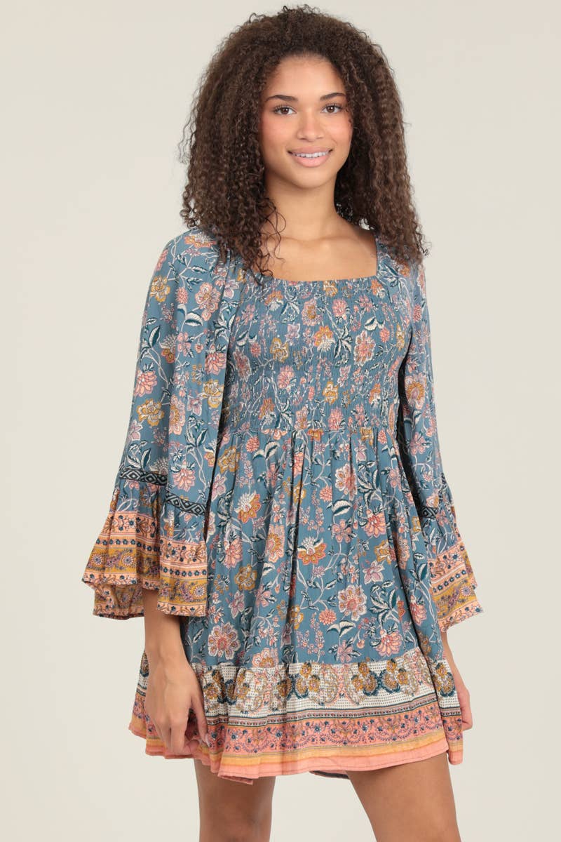 ANGIE – Großhandel Kleid – Damen – C4470-FQ75 KLEID MIT WEITEN GLOCKENÄRMELN UND GESMOKTEM MIEDER1