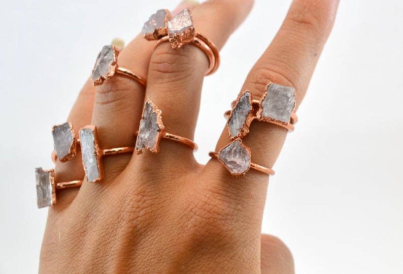 Daddy Daughter Jewelry - Vendita all'ingrosso Anelli cocktail/statement - Anello Danburite Raw | Anello con pietra preziosa ruvida | Gioielleria Danburite8