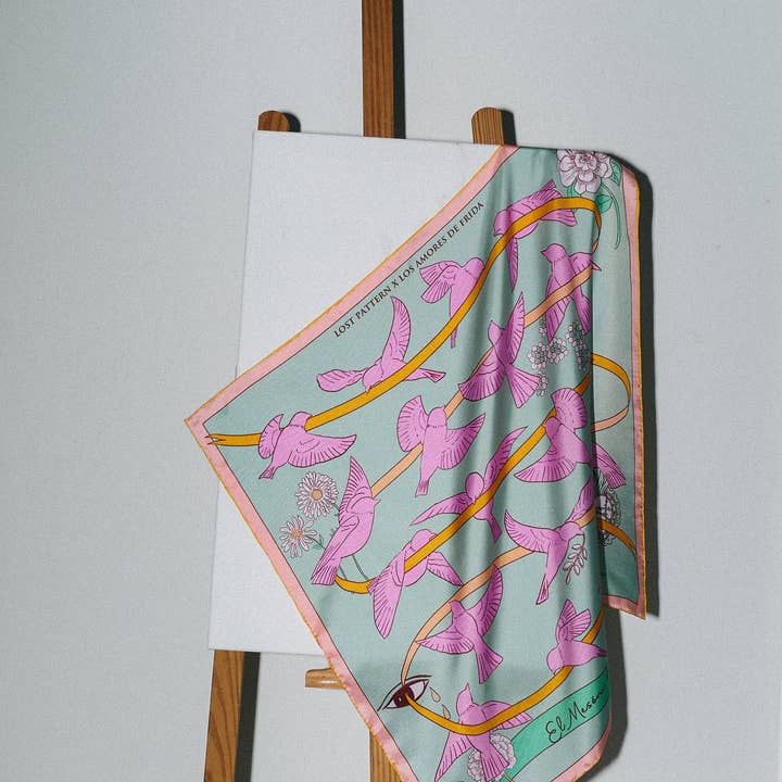 Rosa Pañuelo tipo bandana de seda «House of Frida» de FRIDA x LOST PATTERN, color rosa de venta al por mayor en Faire