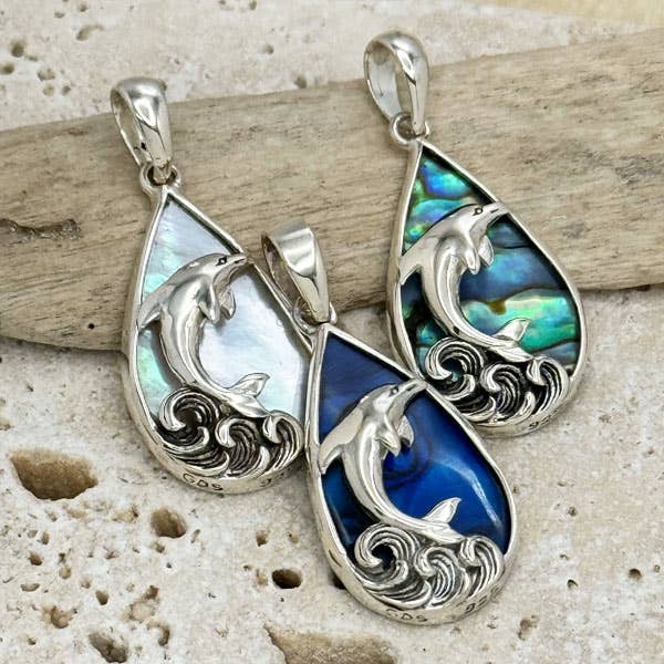 Petit pendentif goutte d'eau dauphin en argent sterling avec coquille de paua pour la vente par Goddess Design Studio