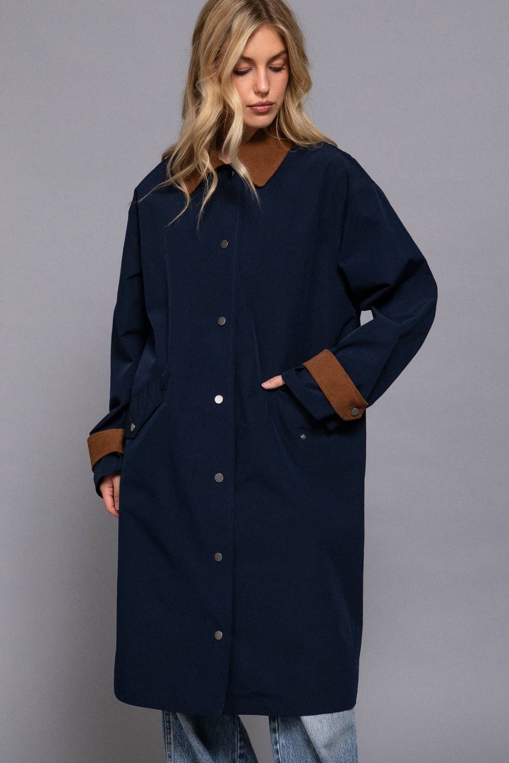 Active Basic | Active USA – wholesale Trenchcoat - Dam – Långärmad trenchcoat med kontrastkrage och knappar.10