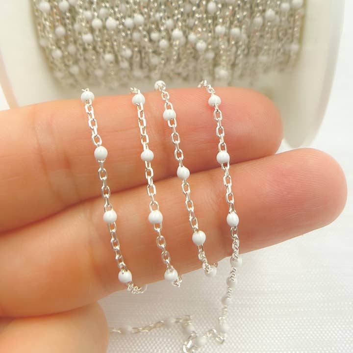 V203WTSS. Chaîne en argent sterling émaillé de couleur blanche pour la vente par Jewels & Chains