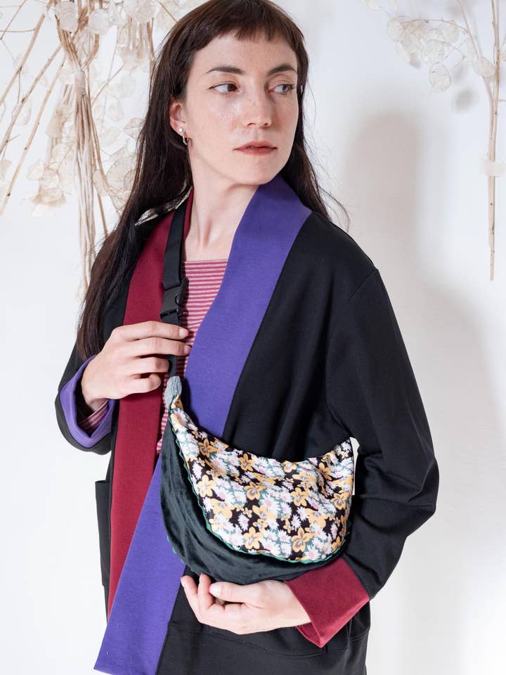 Axelväska i blommigt möbeltyg för wholesale av gira e rigira la moda