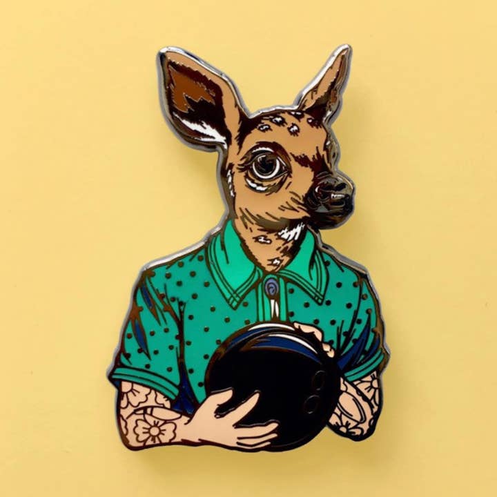 Spilla da bavero MAUDE the bowling DEER! per la vendita all'ingrosso da parte di Kaitlin Ziesmer