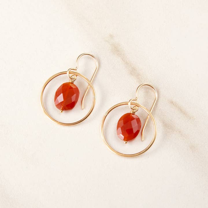 Boucles d'oreilles en pierre à facettes délicates remplies d'or 14 carats en cercle pour la vente par TASI Designs