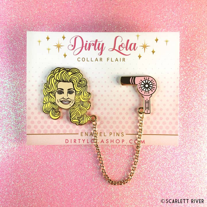 Set d'épingles émaillées COUNTRY BABE avec chaîne pour revers pour la vente par Dirty Lola