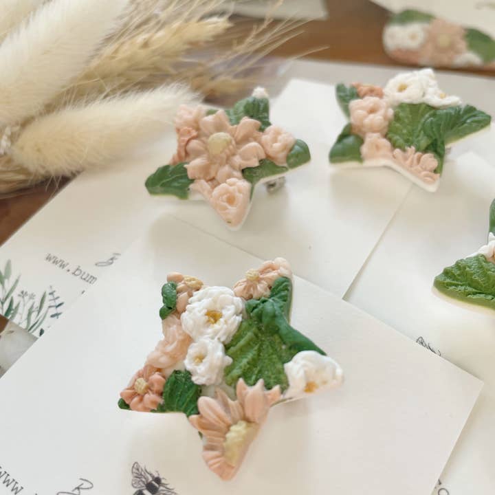 Blossom broche met bloemen voor wholesale door Bumble & Bees