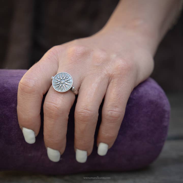 Bague en argent 925 avec symbole du soleil pour la vente par Maral Kunst
