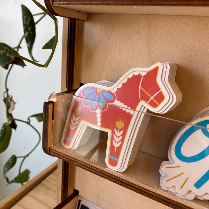 Sweetpea and Co. – wholesale Klistermärke – Dalahäst skandinavisk vinylklistermärke