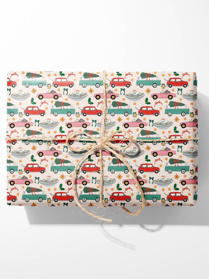 Rouleaux d'emballage cadeau imprimés pour voitures de Noël pour la vente par Illustrating Amy