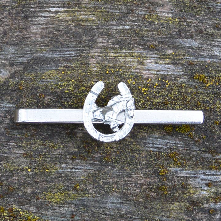 Grampo de gravata de estanho em ferradura fundido à mão por William Sturt por atacado de William Sturt Fine Pewter