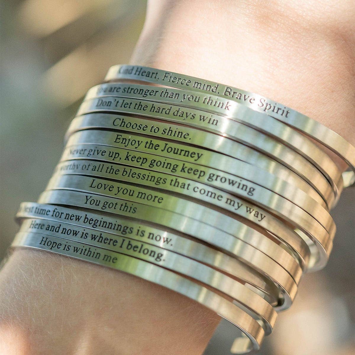 WJW - Venta al por mayor Pulseras tipo brazalete - Pulsera de brazalete grabada en oro de 18 quilates PVD digna de bendiciones7