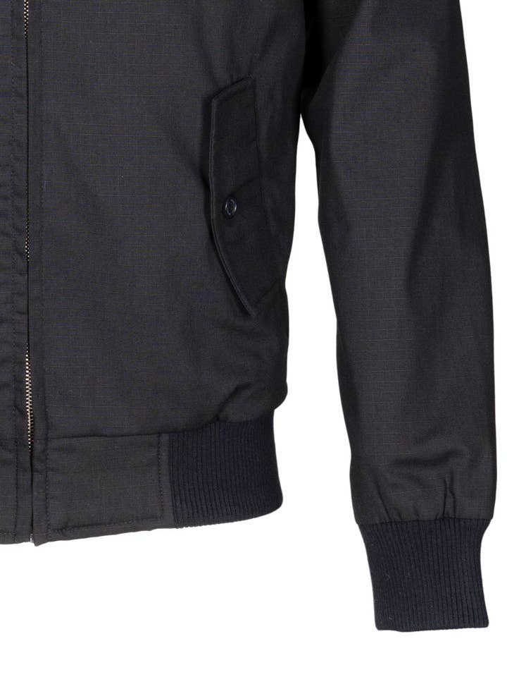 Giacca nera in ripstop riciclato per la vendita all'ingrosso da parte di HARRINGTON®